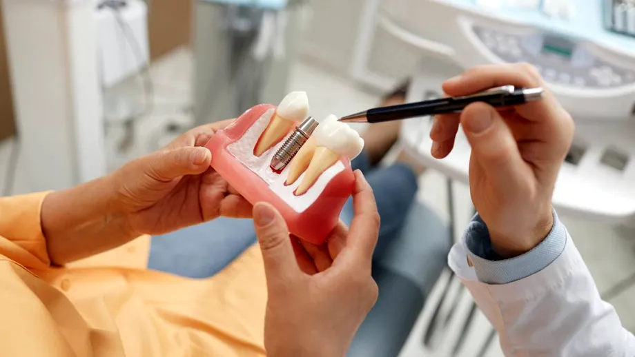 Afecțiunea care pune în pericol implanturile dentare: „Pacienții nu observă simptomele în stadii incipiente, deoarece durerea apare destul de târziu”