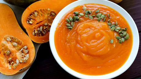 Piure de dovleac copt, curcubeu tomnatic pe cerul gurii. Vezi cât de simplu se face acasă!