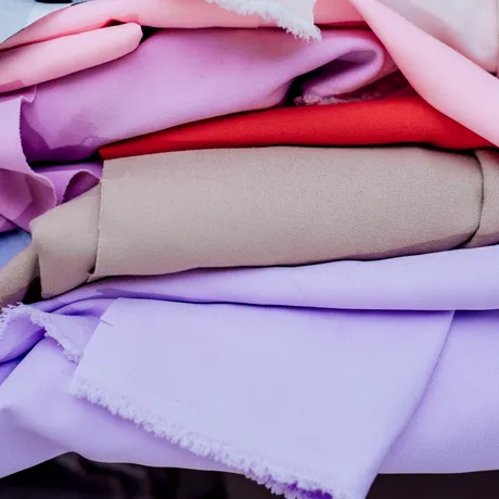 Cum să speli corect hainele din poliester. Sfaturile care te ajută să îți păstrezi garderoba ca nouă