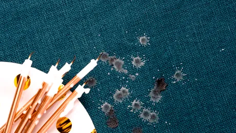 Cum scoți rapid petele de ceară de pe covor sau fața de masă cu fierul de călcat