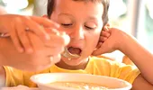 Cele două ciorbe pe care nu trebuie să le dai copilului tău să le mănânce, dacă are sub 5 ani