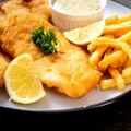 Motivul pentru care, în unele restaurante, preparatul „fish and chips” e servit în ziare