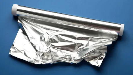 Alimente pe care nu trebuie niciodată să le gătești în folie de aluminiu. Pericolul pe care nici nu-l bănuiai