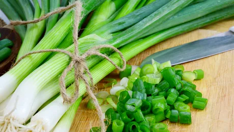 Ceapa verde, minune pentru sănătate. De ce trebuie mâncată zilnic de diabetici și hipertensivi