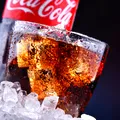 ⁠Cum să răcești o băutură în doar 60 de secunde. Trucul ideal pentru zilele toride