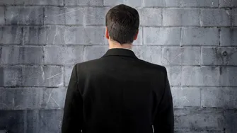 Ce înseamnă când visezi un zid? Semnificațiile ascunse care pot anunța obstacole sau schimbări importante