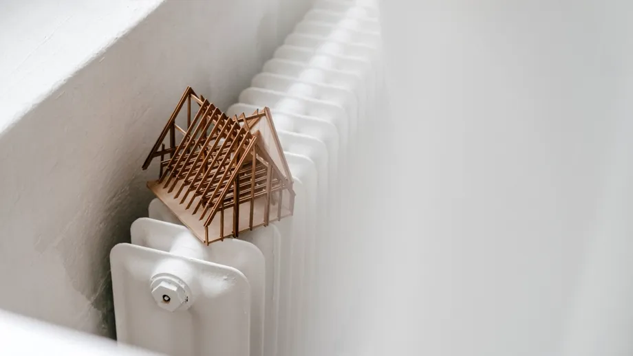 Un gest banal care îți poate reduce factura la căldură cu până la 25%. Ce trebuie să faci înainte să pornești caloriferele