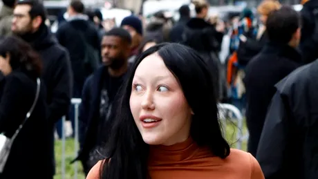 Noah Cyrus și-a lăsat lenjeria intimă acasă și...sprâncenele. Cum a apărut la Paris Fashion Week