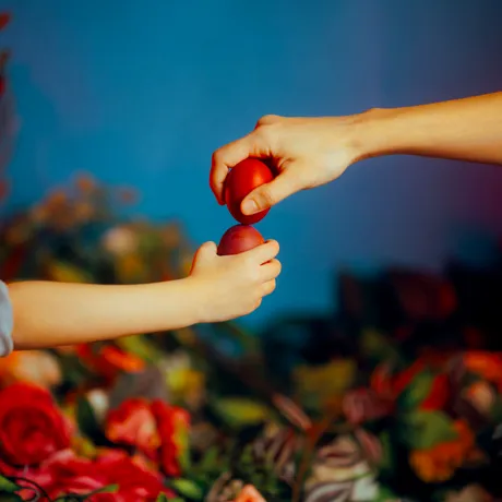 De ce ciocnim ouă roșii de Paște? Semnificația acestui obicei străvechi