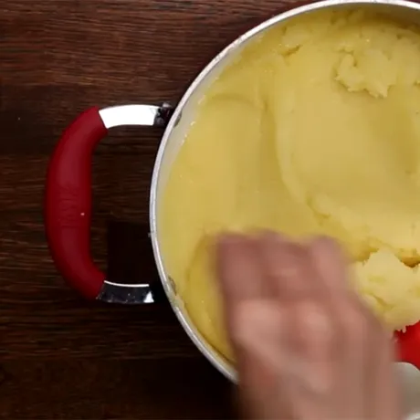 Condimentul care nu trebuie pus niciodată în piureul de cartofi. Creează o senzație de „nisip” și îi distruge gustul untos
