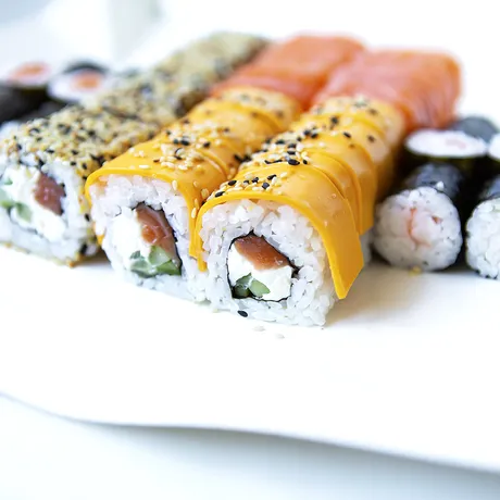 Sushi este dăunător pentru sănătate sau, de fapt, este sănătos? Între mit și realitate nutrițională