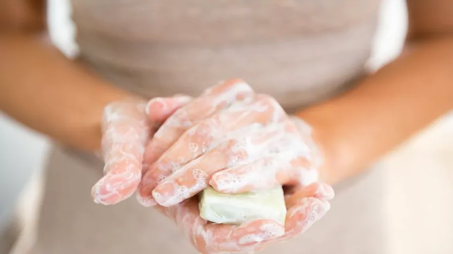 Săpunul din comerț - ce ingrediente toxice conține și cum îți afectează pielea?