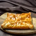 Merdeneaua nu este, de fapt, românească. De unde vine celebra plăcintă cu brânză și ce poveste ascunde numele ei?