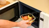 De câte ori poți reîncălzi mâncarea fără să-ți pui sănătatea în pericol? Greșeala pe care o faci cu resturile din frigider