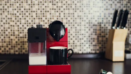 Soluția simplă care îți poate salva cafeaua de dimineață. Cum îți cureți corect cafetiera acasă