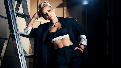 Cântăreața Giulia a ajuns de urgență la spital, după ce a consumat roșii contaminate cu pesticide