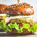 Burger de pui mai gustos decât la fast food. Iese suculent și aromat! Nu ai nevoie de multe ingrediente