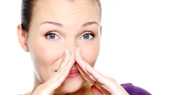 Trucul care îți desfundă nasul în câteva secunde în sezonul alergiilor