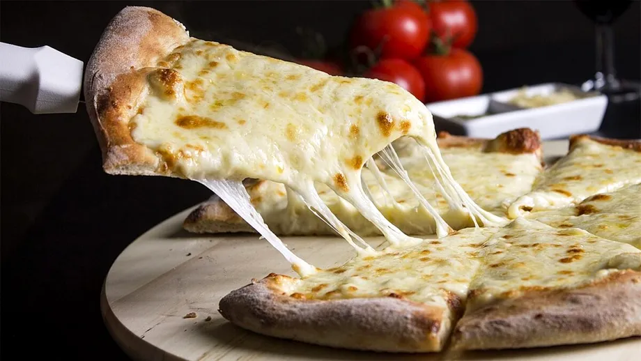 Cum să faci pizza din doar două ingrediente. Te costă doar 6 lei