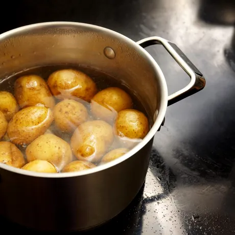 Cum se fierb, de fapt, cartofii? Cel mai bine este să îi fierbeți în coajă, conform bucătarilor cu experiență
