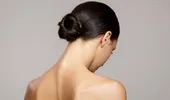 Sleek bun: coafura minimalistă care rămâne în trend