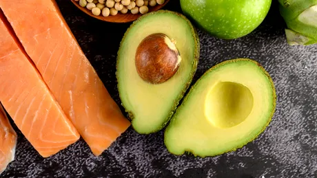 10 alimente care îți fac pielea să arate mai tânără