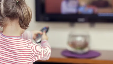 Cât timp petrece copilul tău în fața ecranelor? Iată 4 indicații ale psihologilor pediatri