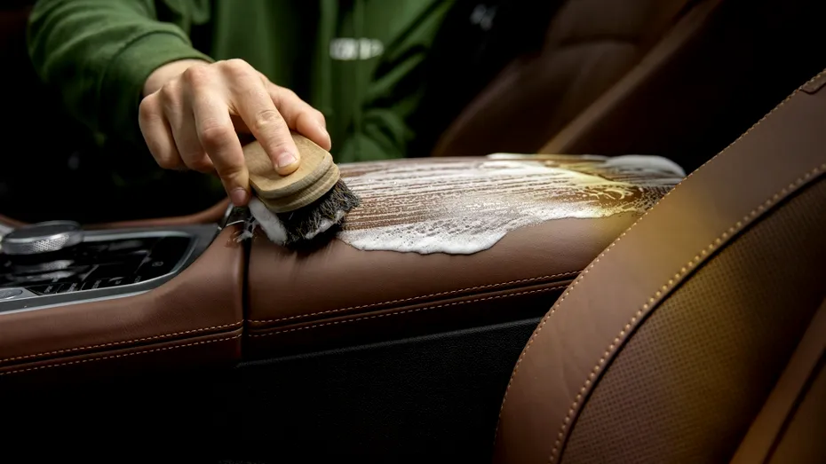 Trucul GENIAL care elimină instant petele de suc de pe tapițeria mașinii. Soluția rapidă pe care o ai deja acasă!