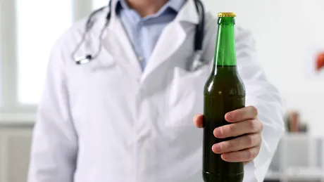 Mit sau adevăr? Medicii explică de ce berea NU ajută la eliminarea pietrelor la rinichi