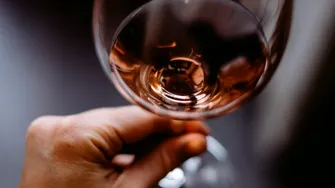 Câte pahare de vin beau zilnic oamenii care trăiesc până la 100 de ani. Secretul longevității din „Zonele Albastre”