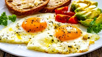 Trucul pentru ouă ochiuri perfecte. Când se pune sare, de fapt