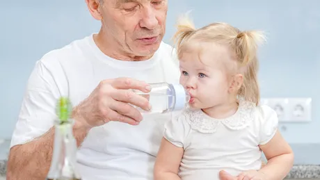 Cum îi determini pe copii să bea apă – 12 trucuri verificate