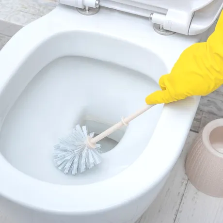 Ingredientul banal pe care trebuie să-l pui în vasul de toaletă, o dată pe săptămână, ca să nu se mai depună calcar
