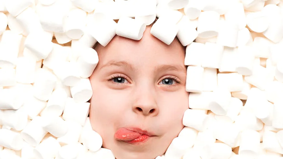 Zahărul la copii: pericole la care îi expunem pe cei mici