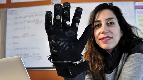 Relaţiile la distanţă, „unite” cu ajutorul unor mănuşi inteligente!