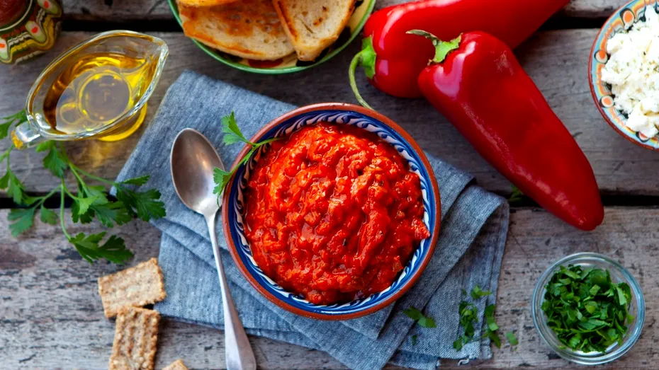 Rețetă ajvar. Cum prepari acasă celebra pastă sârbească din ardei copți și vinete