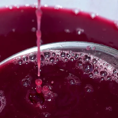 Cum îți dai seama că mustul începe să fermenteze? Semnele pe care trebuie să le urmărești