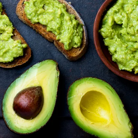 Cum transformi un avocado tare într-unul moale în doar cinci minute? Trucul pentru un guacamole perfect
