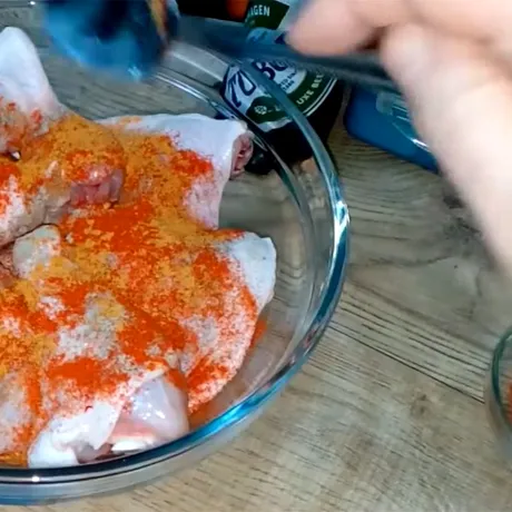 Condimentul pe care sa nu-l pui niciodată pe carnea de pui. Îi oferă un gust intens de ars și amar