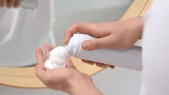 De ce ar trebui să pui spumă de ras pe oglinda din baie