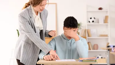 Cum ar trebui să reacționeze părinții când copilul ia o notă mică. Greșelile care pot face mai mult rău decât nota / VIDEO