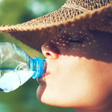Ce se întâmplă dacă bei prea multă apă? 15 semne pe care ți le dă corpul când bei apă în exces