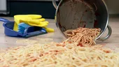 Regula celor 5 secunde pentru mâncarea scăpată pe jos: Mit sau Adevăr?