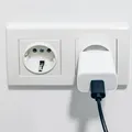 Trebuie sau nu să scoți încărcătorul din priză după ce îți încarci telefonul? Cât curent consumă, de fapt
