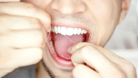 Știai că în gura ta trăiesc mai multe bacterii decât există oameni pe întreaga planetă?