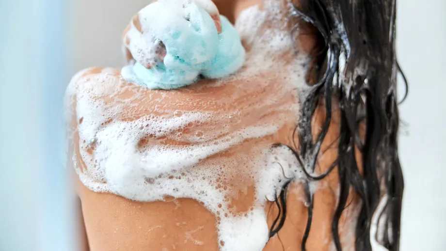 Motivul neobișnuit pentru care ducem lipsă de vitamina D: ne spălăm prea des, cu produse foarte agresive cu pielea