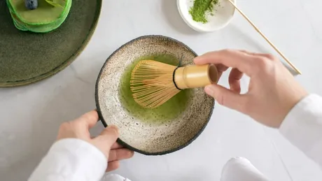 (P) Ceai matcha: ce este matcha și ce beneficii dovedite are consumul zilnic de matcha