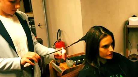 Cristi Pascu: „Nu vă tundeţi părul cu flacăra de la lumânare!” Iată ce riscuri implică  veloterapia!