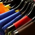 Cum recunoști o haină de calitate în doar câteva secunde. Trucurile pe care puțini le cunosc
