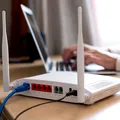 Metoda ieftină care poate direcționa mai eficient semnalul Wi-Fi în locuință. Ce să pui în spate la router?